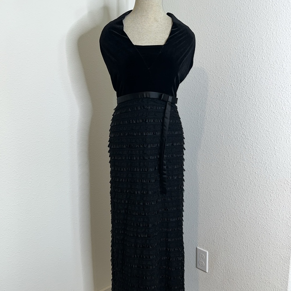 🔹 Jessica McClintock Vintage Evening Halter Dress with Tiered Lace Skirt